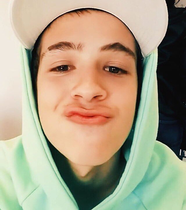 joaoguipics's tweet photo. vida
você 
e até mesmo seu nome
todos possuem quatro letras 
e eu não acredito que seja coincidência. ❤️ https://t.co/Z5wtBA0MwU