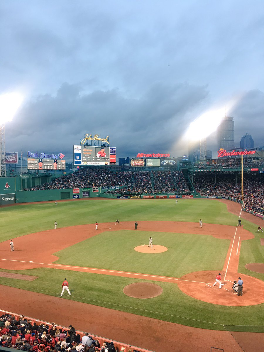 mduggan10's tweet photo. Beautiful evening at America's most beloved ballpark. @RedSox @DunkinDonuts #BOSvSEA https://t.co/gmAkHD0dzL