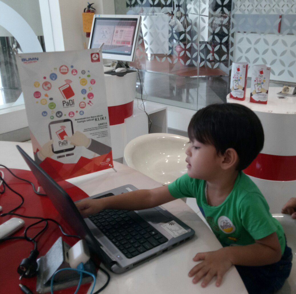 NidaNisa1107's tweet photo. Perkenalkan Pustaka Digital "PaDi" pada usia dini as a friend @Synergy_Telkom #PADITREG2 #BUMNhadirUntukNegeri #PlasaTelkomGMP #WitelJakbar https://t.co/Z1r0NPDRYK