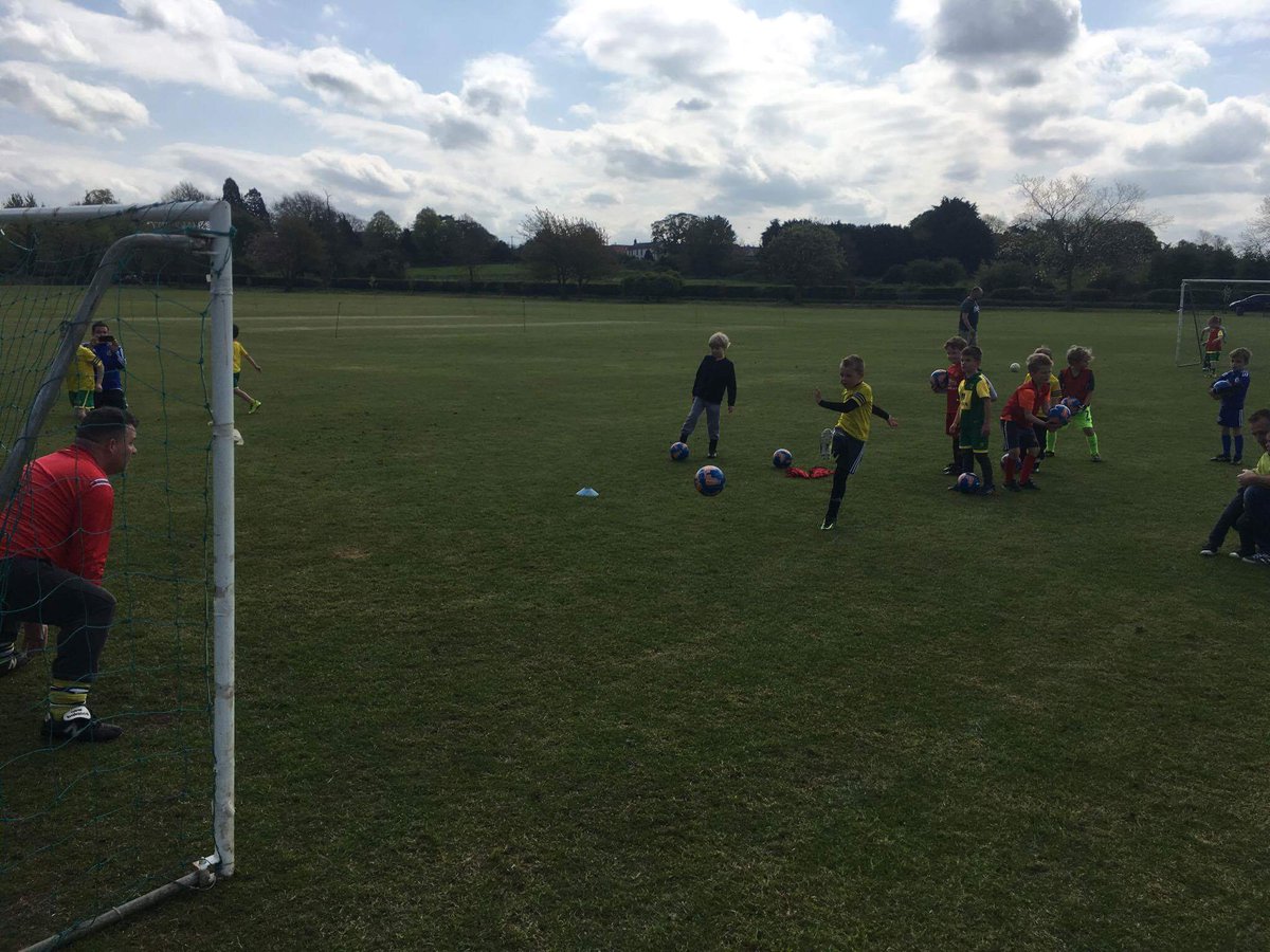 RedgateRangers's tweet photo. Tiny Tekkers
Today at Snettisham playing field
10am start
£1 to play
Everyone welcome
#TINYTEKKERS
#RRFC https://t.co/1CUyS6S9eG