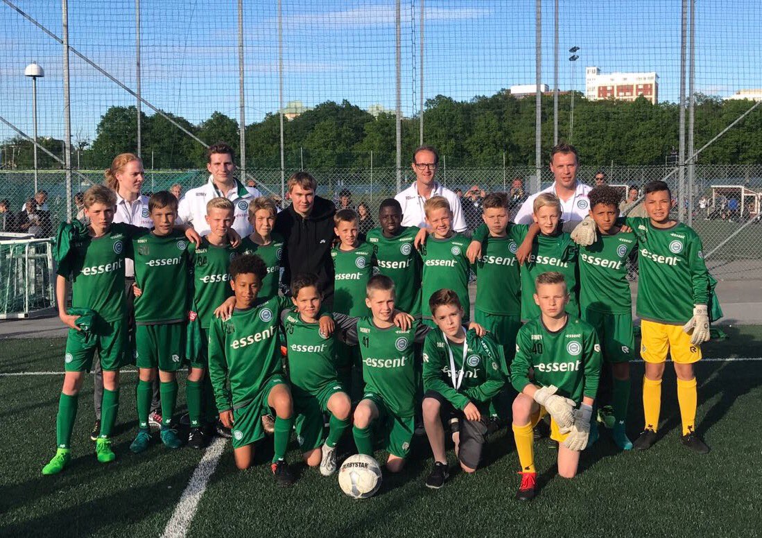 In Stockholm kreeg @fcjeugd o13 bezoek van <a href="/SimonTibbling/">Simon Tibbling</a>, die het team nog wat tips meegaf!