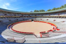 La Plaza de Toros de Pamplona pertenece a la Iglesia Católica

¿Torturan toros para gloria de un "Dios"?

Supersticiones y sinvergüenzadas !