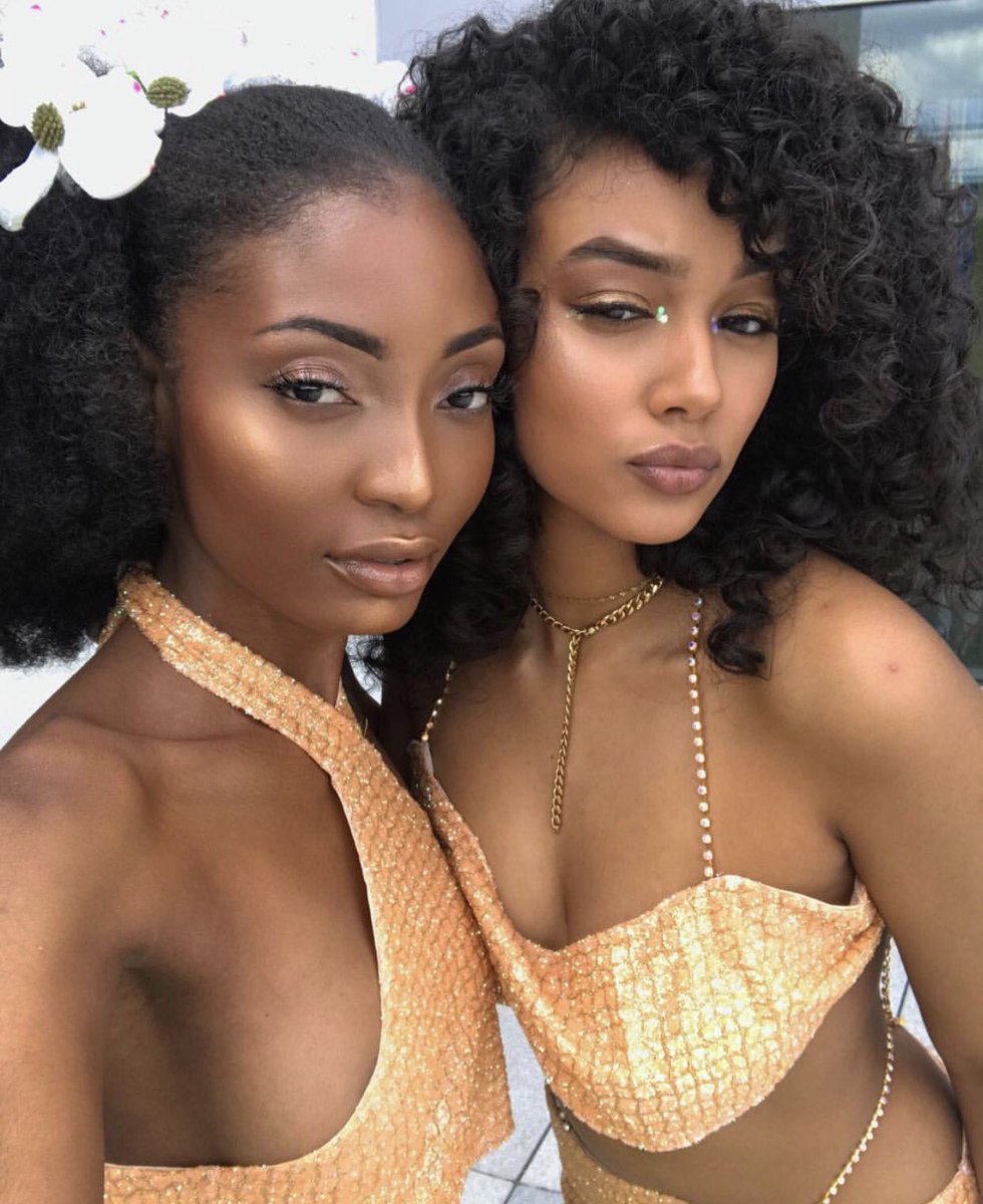 PINKPLASTICBABE's tweet image. Pink Plastic Models on set for the shoot today ✨❤️🌻