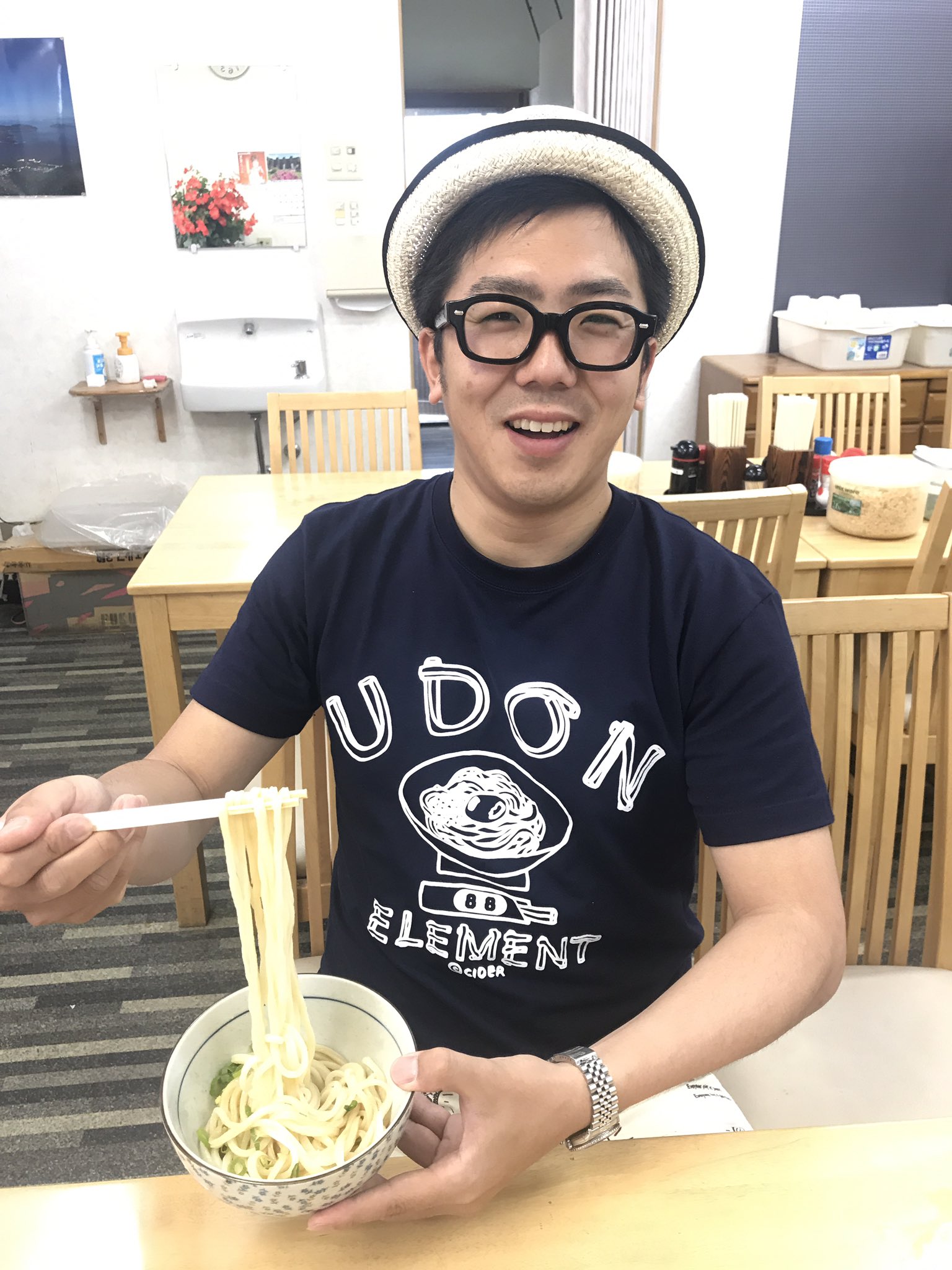 梶剛 うどんツアー2件目 満濃町の 川中うどん だぁ 細めの昔ながらのうどん うどん作ってるばぁちゃんもうどん ｔシャツ見て不思議そうな顔してたよ T Co Jycwyzviin Twitter