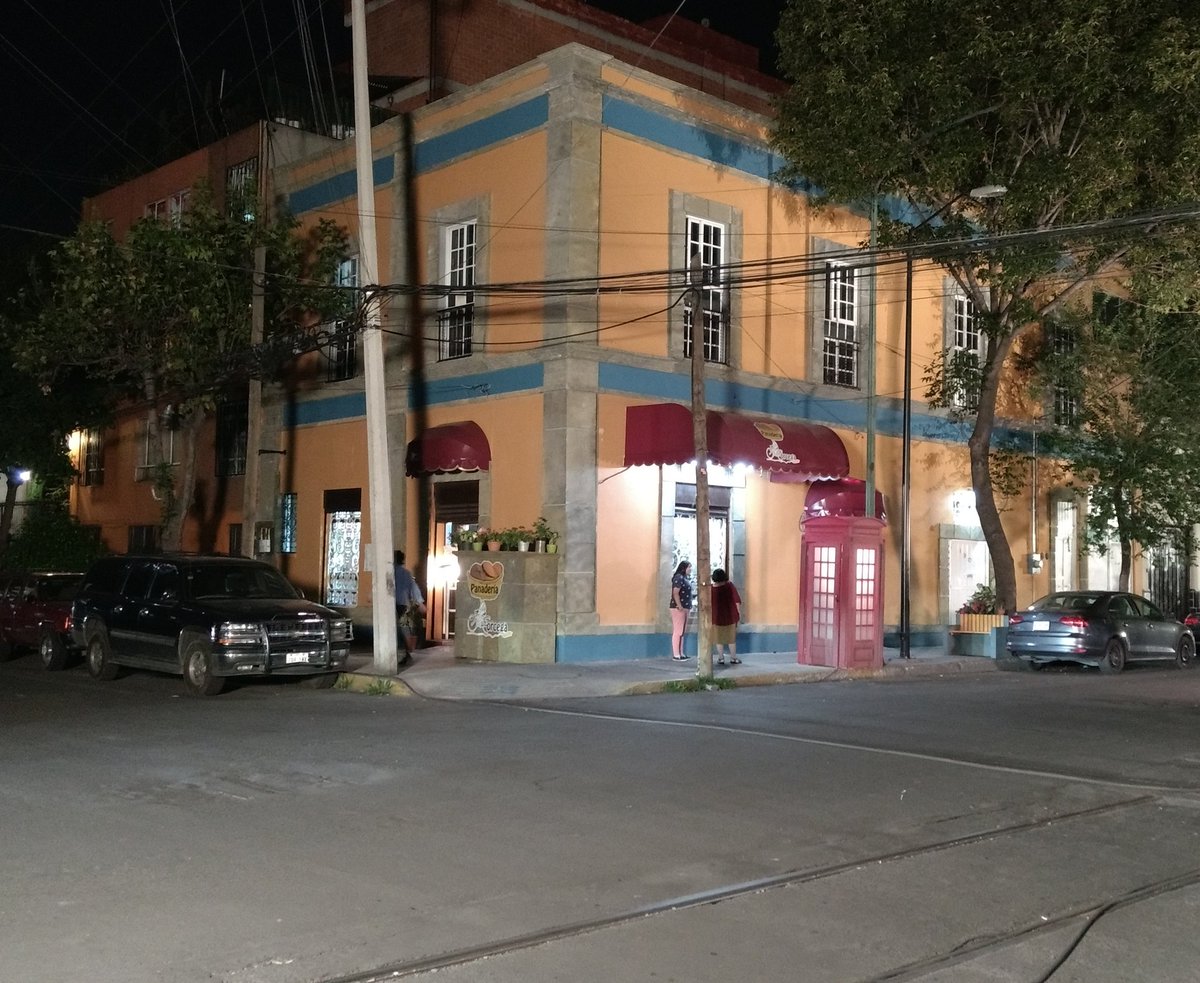 ¡Linda noche!
Seguimos grabando para llevar a su TV la mejor telenovela #MiMaridoTieneFamilia 
¡Sabemos que todo esfuerzo vale la pena!