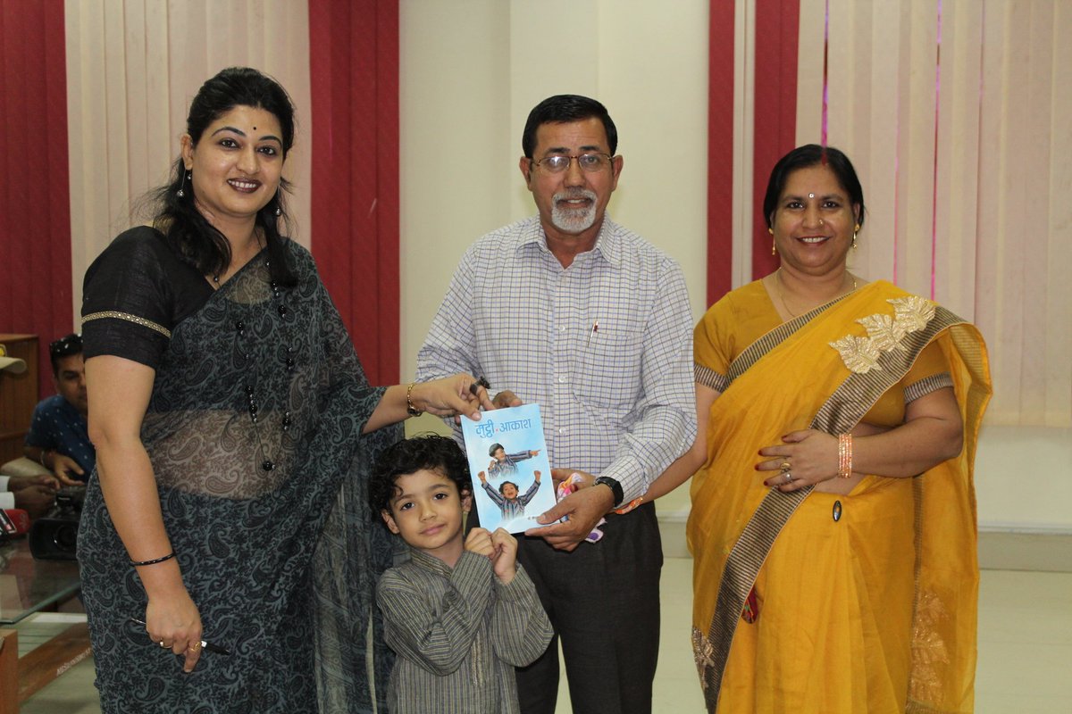 jasaana's tweet photo. #mutthi #me #Aakash #Meghna #Sharma #with #DEEN #dayal #Kamlesh #editor #Taabartoli #hanumangarh #Rajasthan #sumu #Chidren #author https://t.co/UyvHUSx3Hz