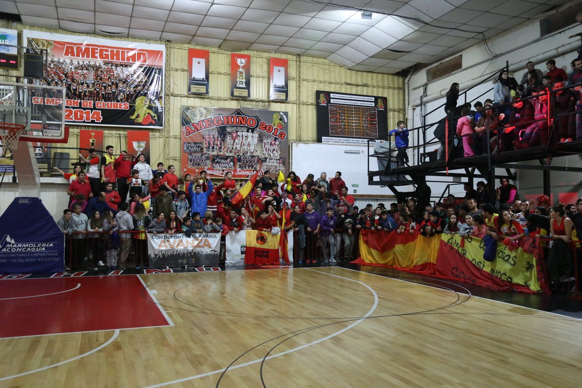 toritoplottier's tweet photo. Casi 200 personas acompañando a Español en el 5to juego de playoffs nacionales del #TFB
#IlusionFederal
#VamosEspañol https://t.co/kRu3CYHoZD