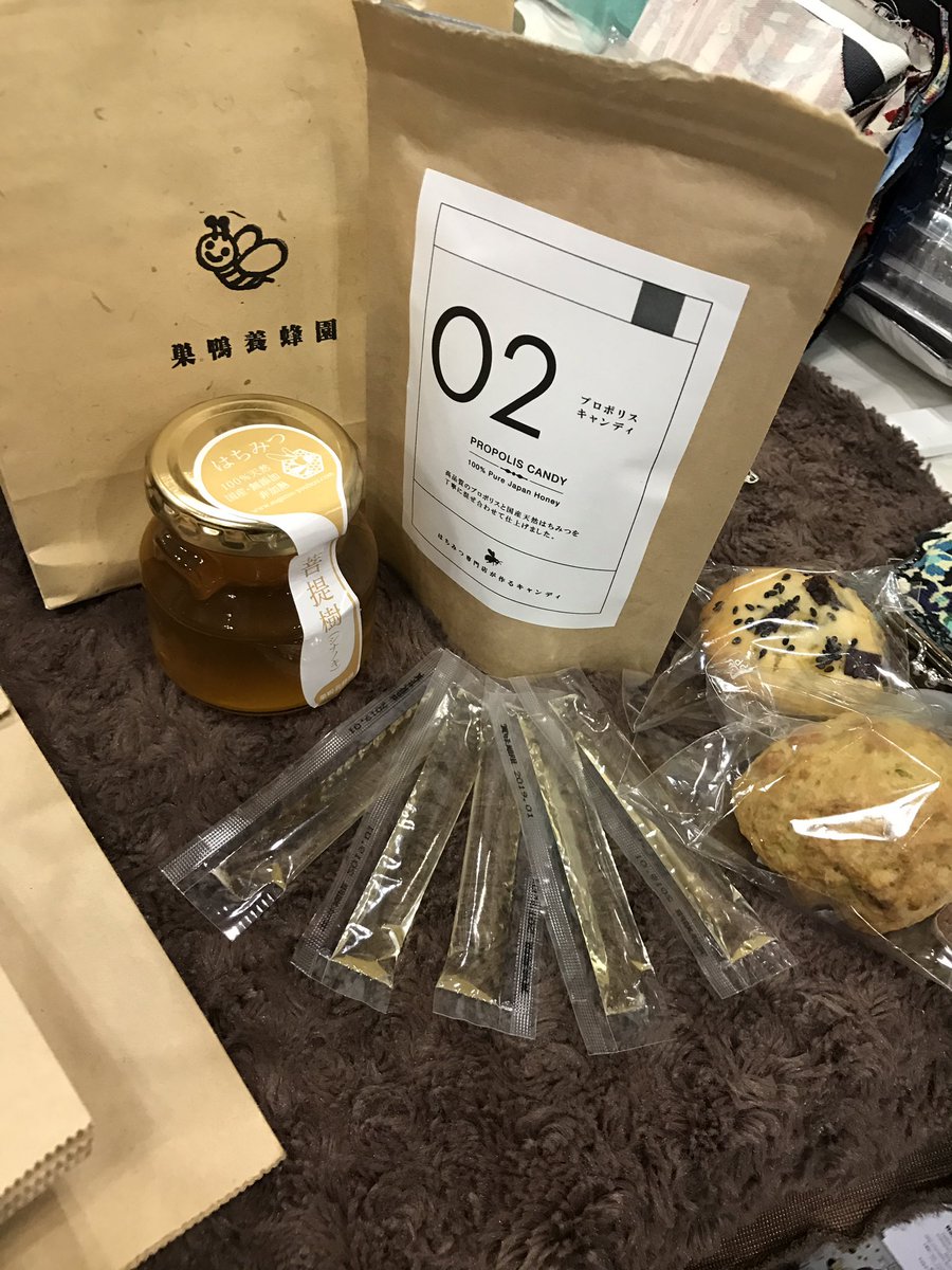 speaceMP's tweet photo. ハンドメイドマルシェで毎年買う蜂蜜屋さんの蜂蜜🍯#国産非加熱はちみつ 
#巣鴨養蜂園 

声出ないって言ったら、プロポリスの飴を勧めてくれて、買い。めっちゃ染みるww

お姉さん覚えててくれて、おまけでスティック蜂蜜5本もくれてはっぴー♡

スコーンとマフィンは別のお店で。✨ https://t.co/fZOr82D0ak