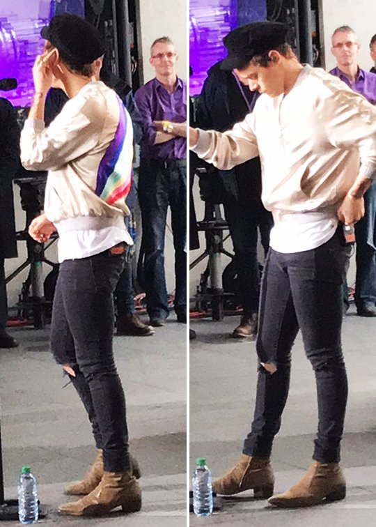 WhyLarryIsReal's tweet photo. nice thighs bitch https://t.co/YwDiiEjaUQ