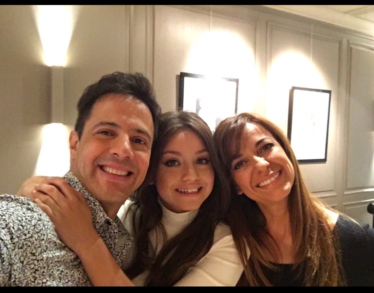_fabandchic's tweet photo. La familia Valente se reunio para seguir escribiendo esta maravillosa historia en #SoyLuna3 @DAVIDMURI1 @karolsevilla @AnaValsagna https://t.co/rXnCeYAlEc