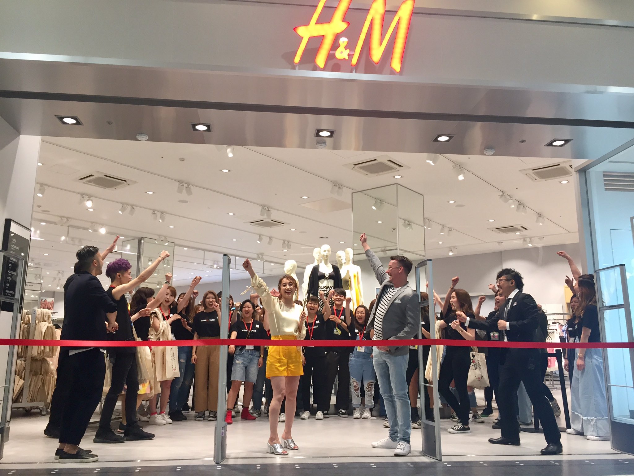 H M Japan Twitterissa Open 伊丹の皆さん お待たせしました 本日 H Mイオンモール伊丹昆陽店グランドオープン 高橋愛ちゃんがスペシャルゲストとして登場 Enjoy Shopping At H M Hmopen H M Japan Twitterissa Open 伊丹の皆さん お待たせしました 本日 H Mイオンモール伊丹昆陽店グランドオープン 高橋愛ちゃんがスペシャルゲストとして登場 Enjoy Shopping At H M Hmopen