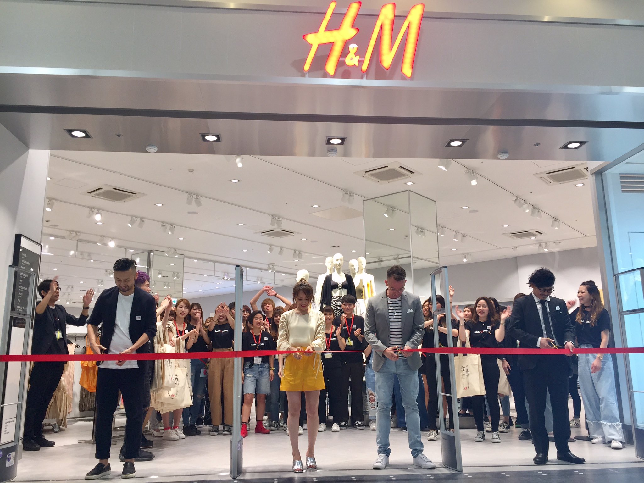 H M Japan Twitterissa Open 伊丹の皆さん お待たせしました 本日 H Mイオンモール伊丹昆陽店グランドオープン 高橋愛ちゃんがスペシャルゲストとして登場 Enjoy Shopping At H M Hmopen