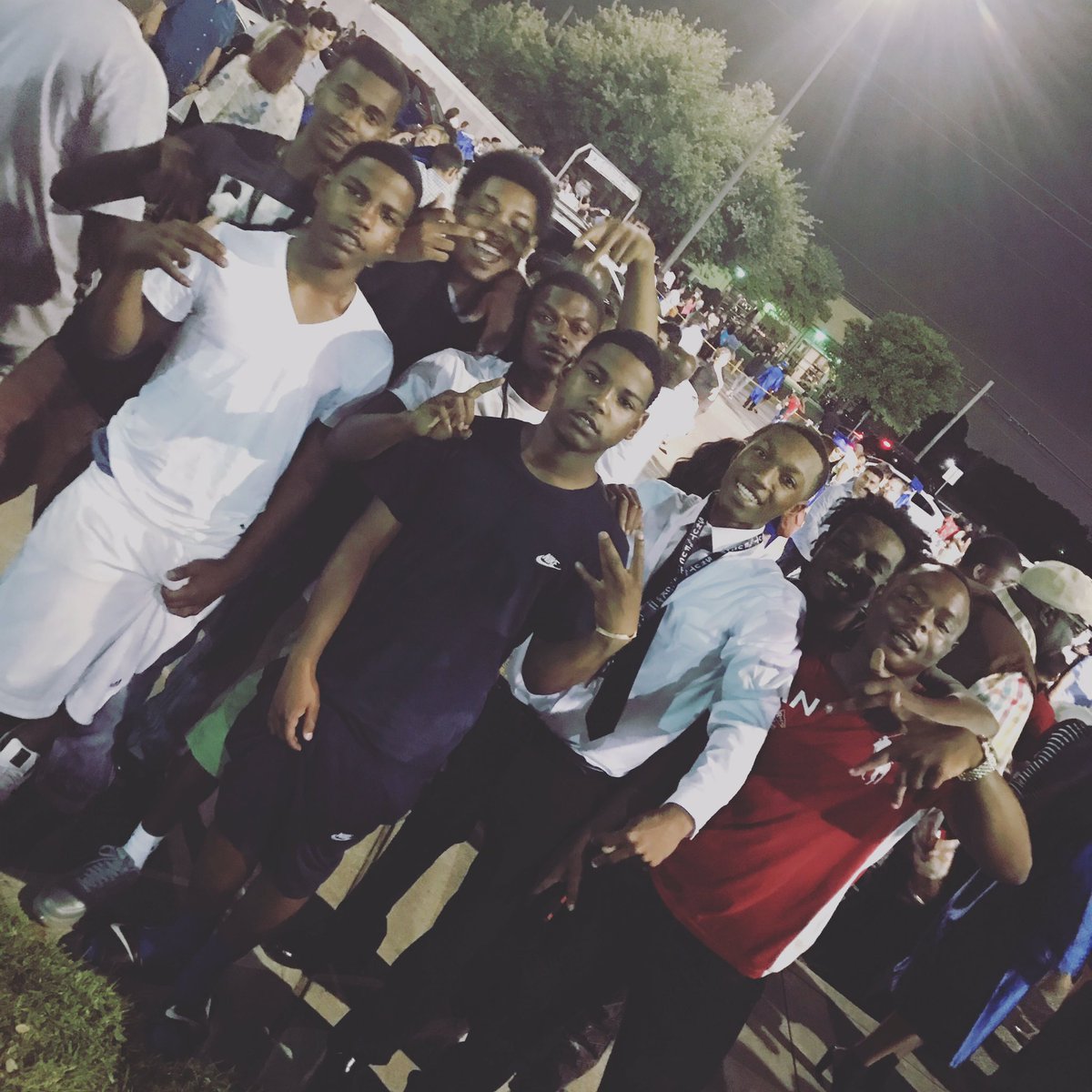 _DassLahAlex's tweet photo. I know my moms smiling , we solid 👨🏽‍🎓💪🏽 https://t.co/HiXZqmHB1j