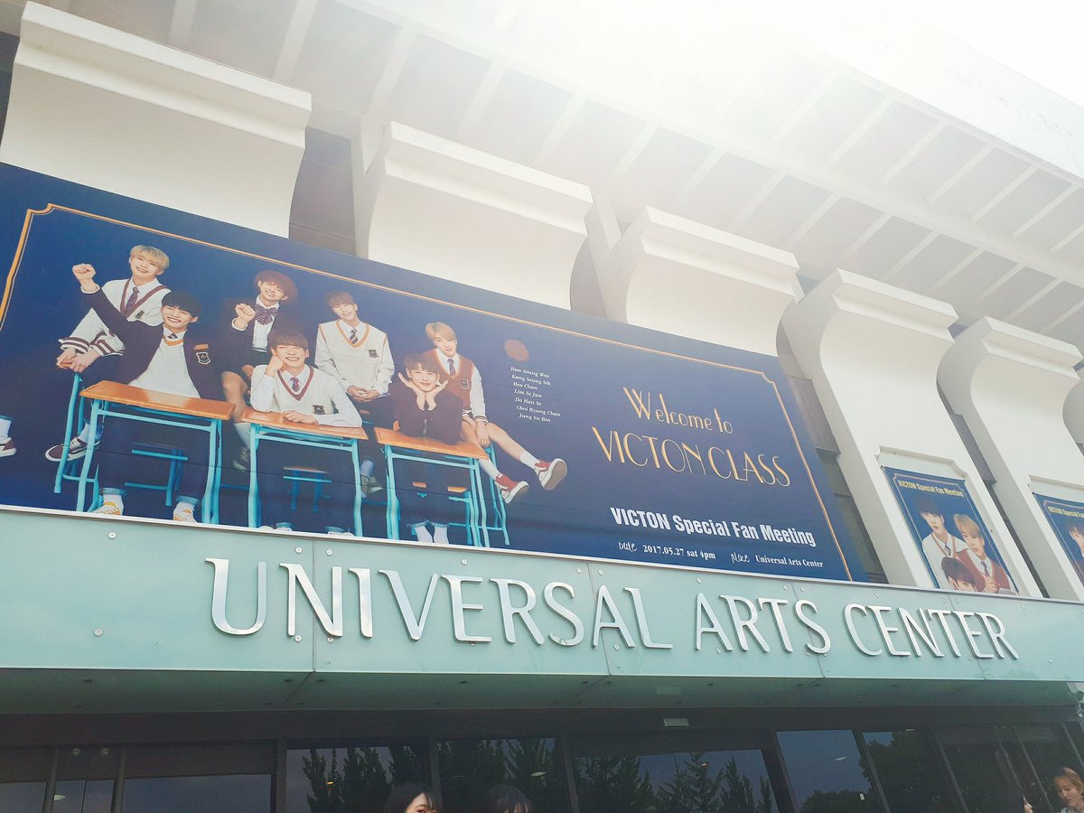 [#빅톤] Welcome to #VICTON_CLASS D-DAY!
앨리스들 모두 등교하고 있니?
빅토니는 오늘 당번이라 벌써 도착했어!
4시에 수업 시작인거 알지? 지각하면 혼난다!
차 조심하면서 안전하게 와야해! 이따 만나쟈🙋