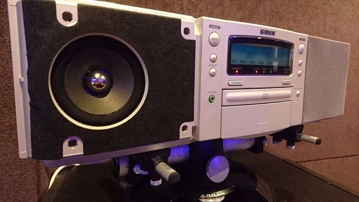 メタモルフォーゼスタジオ東京 レコーディングスタジオ Auf Twitter バブル時代の名機 Sony Zs F1 カスタムされ ラジカセとしては これ以上必要ない音響レベルで理想的に鳴ってます ディレクターズデスク横に移動 ケーブルはmogami 2534 前と変わらずavocet