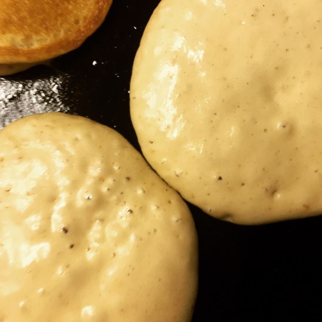 bookchiq's tweet photo. Bow to my mad pancake crowding skillz. #soclose #butnottooclose #carbsofinstagram #breakfastfordinner #dailypic #tw https://t.co/DTQiRkyAg6