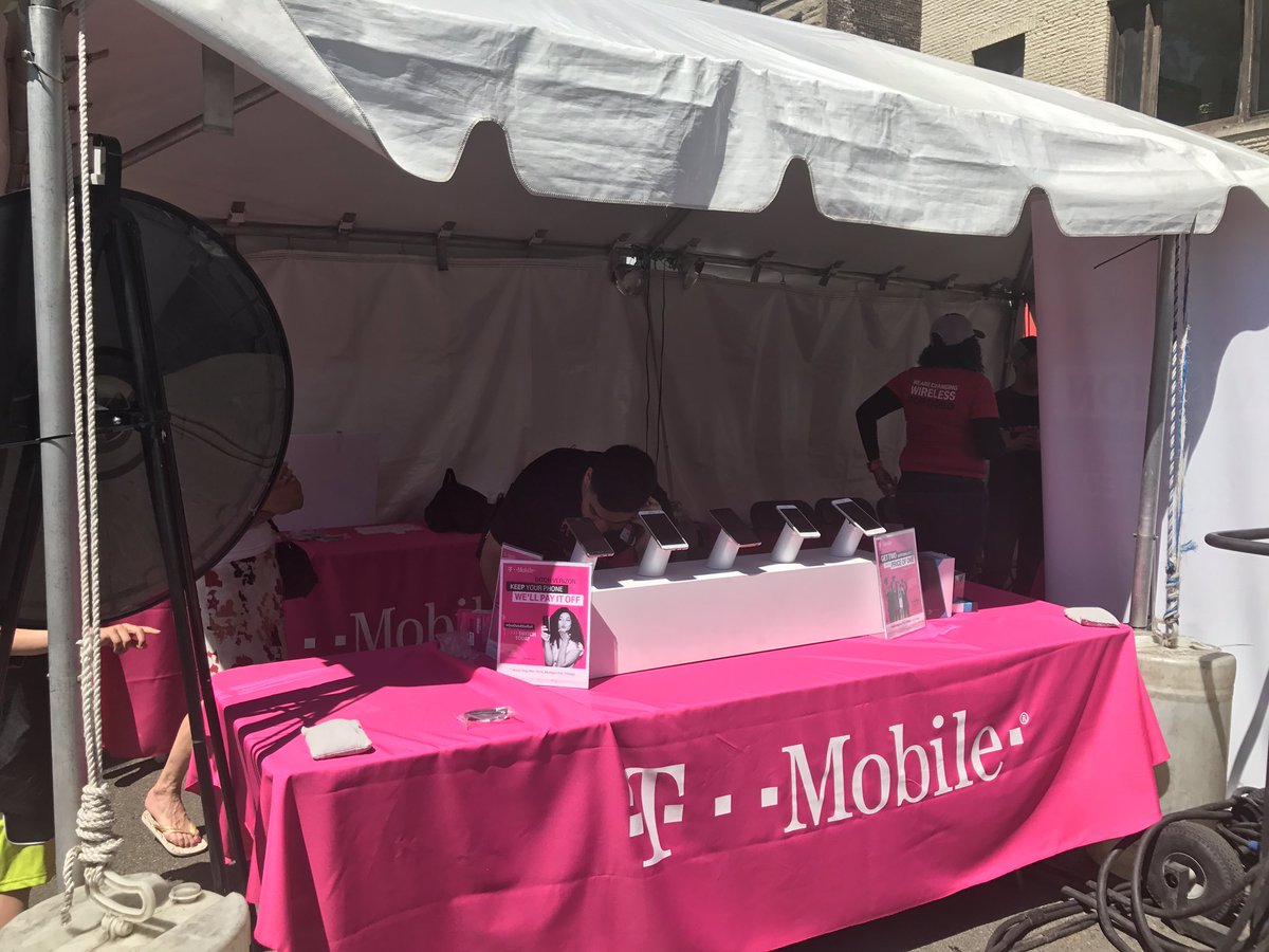 VictoriaHFrank's tweet photo. #magenta love at the Chicago Old Town Art Fair! @TMobile #windycity https://t.co/jwKaNoobVG