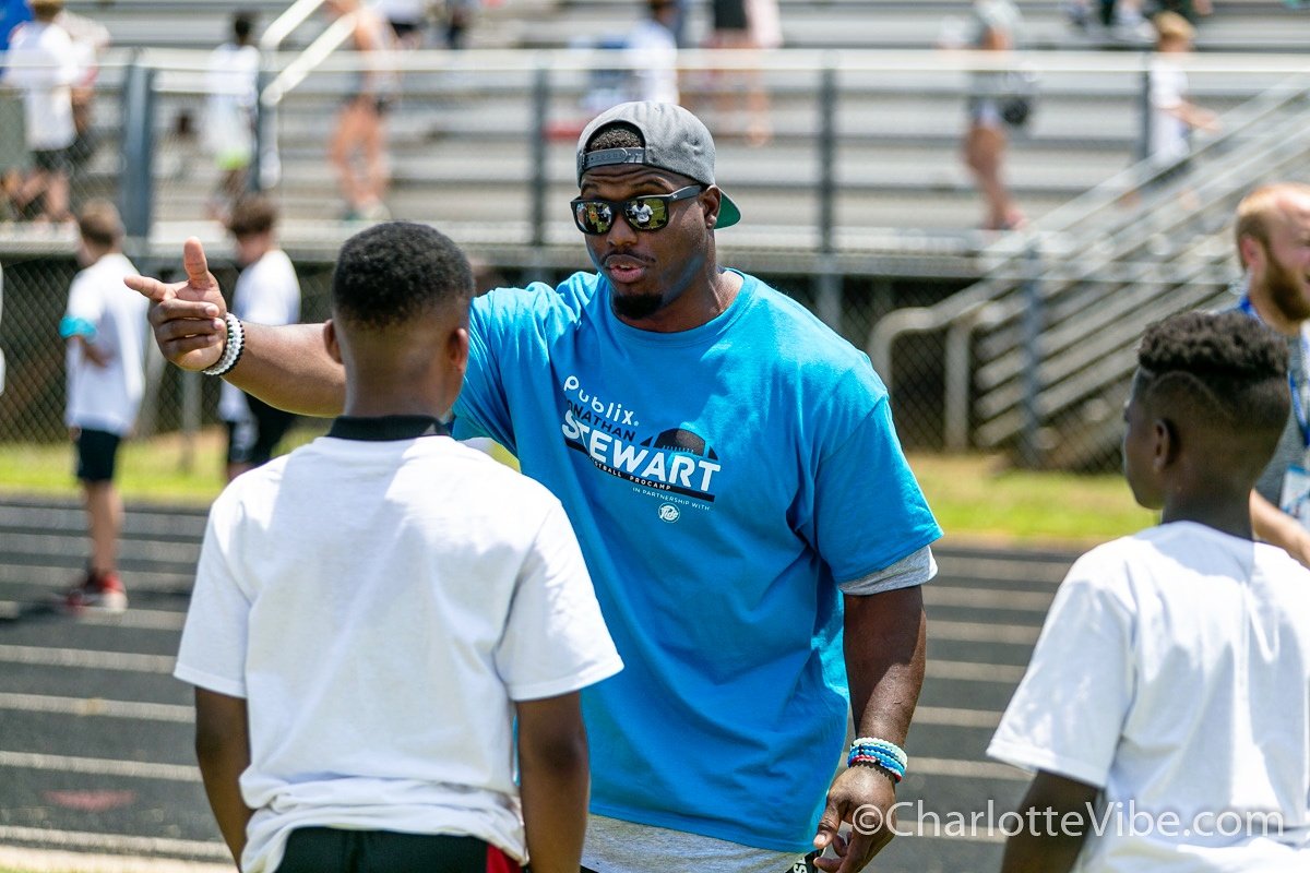 charlottevibe's tweet image. There's always a teaching moment when coach Jonathan Stewart is at camp. #keepPounding #PantheNation