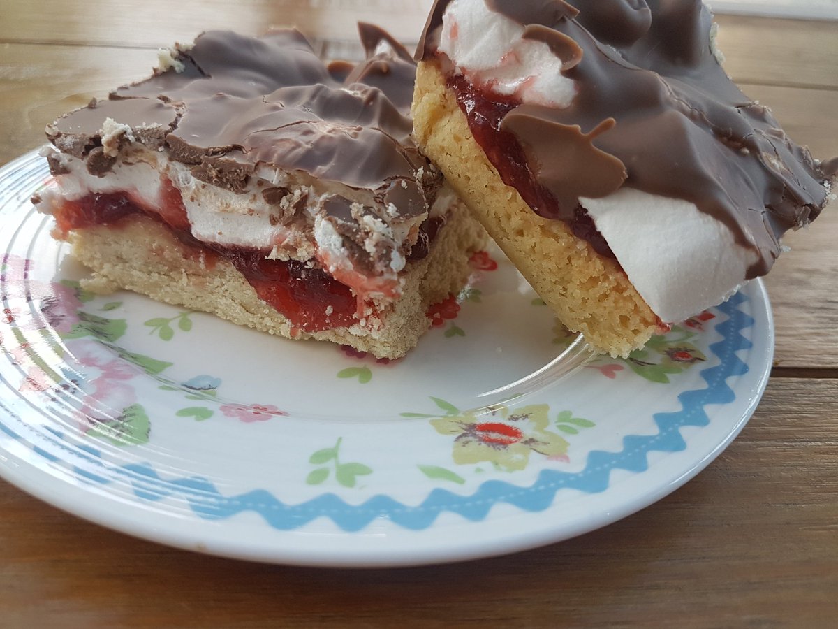 UnwinisCakes's tweet photo. Wagon Wheel Slice #homemade #propersize ππ https://t.co/db09ncG0h5