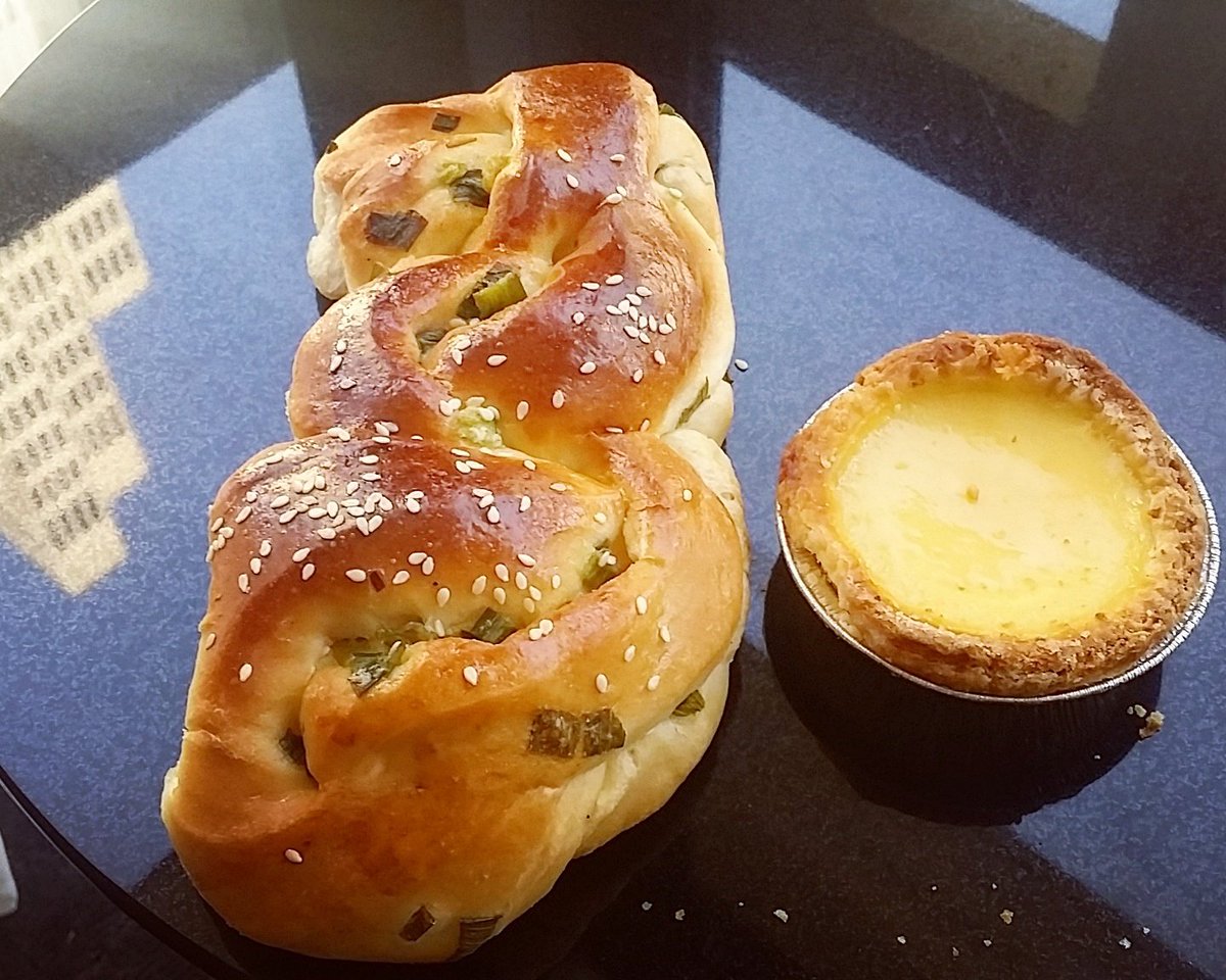 ediblecultura's tweet photo. Stood in line with Cantonese grannies for #takeaway #scallionbread & #eggtarts @ #GoodMongKokBakery (#SF) mmm
#dimsum #chinesefood #foodpic https://t.co/ROMjGtMEtN