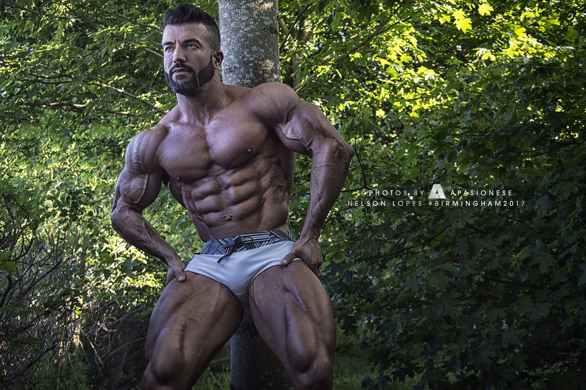 The best way to look good in a picture is to have a good photographer to guide you and <a href="/apasionese/">Justin Chong</a> certainly knows how to do it