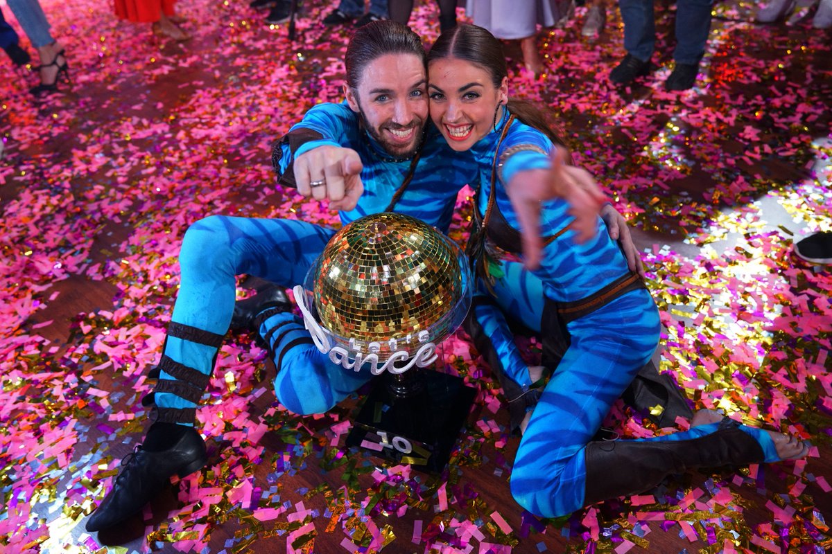 starsontv's tweet photo. HIER gibt es die schönsten BILDER des FINALES von #LetsDance:
►►► https://t.co/4syK8ZhPIr
#LetsDance2017 #GilOfarim #DancingStar2017 https://t.co/CCOmvxO4lC