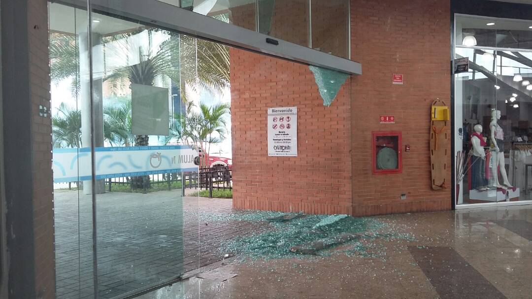 fcosucre's tweet photo. #URGENTE GNB reprimió marcha pacifica en Alta Vista. Manifestantes corrieron al CC. Orinokia para resguardarse y fueron brutalmente atacados https://t.co/oj9S2rjcSi