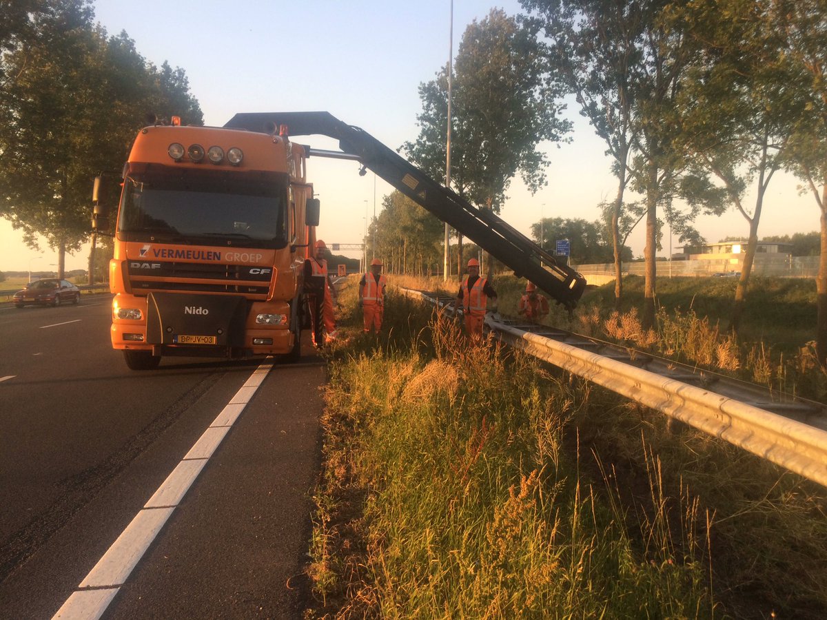 gwoonArthur's tweet photo. #Reeuwijk, het kleurt weer #oranje op de #A12 L 32,3 @VermeulenTGM hersteld op dit moment de geleiderail na een eerder ongeval vanmiddag https://t.co/DlLDjK23Lq
