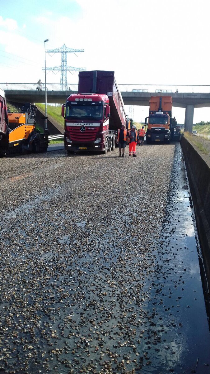 MaikelWelmers's tweet photo. #asfalt autobaan #A73 @Rijkswaterstaat @Struktonciviel #1e12uurzittenerbijnaop #nog12tegaan trots op #vakmannen @RasenbergInfra @ReefInfra https://t.co/dsrPdJYrv8