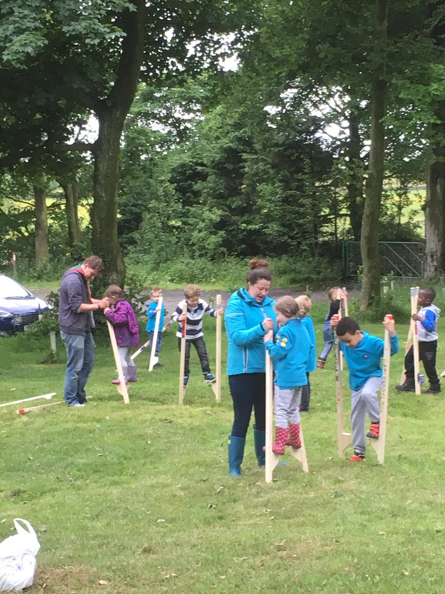 accbeaverderbs's tweet photo. Small army of blue people outside having fun and adventure, building and walking on stilts at spitewinter today https://t.co/dNWBbamxp7