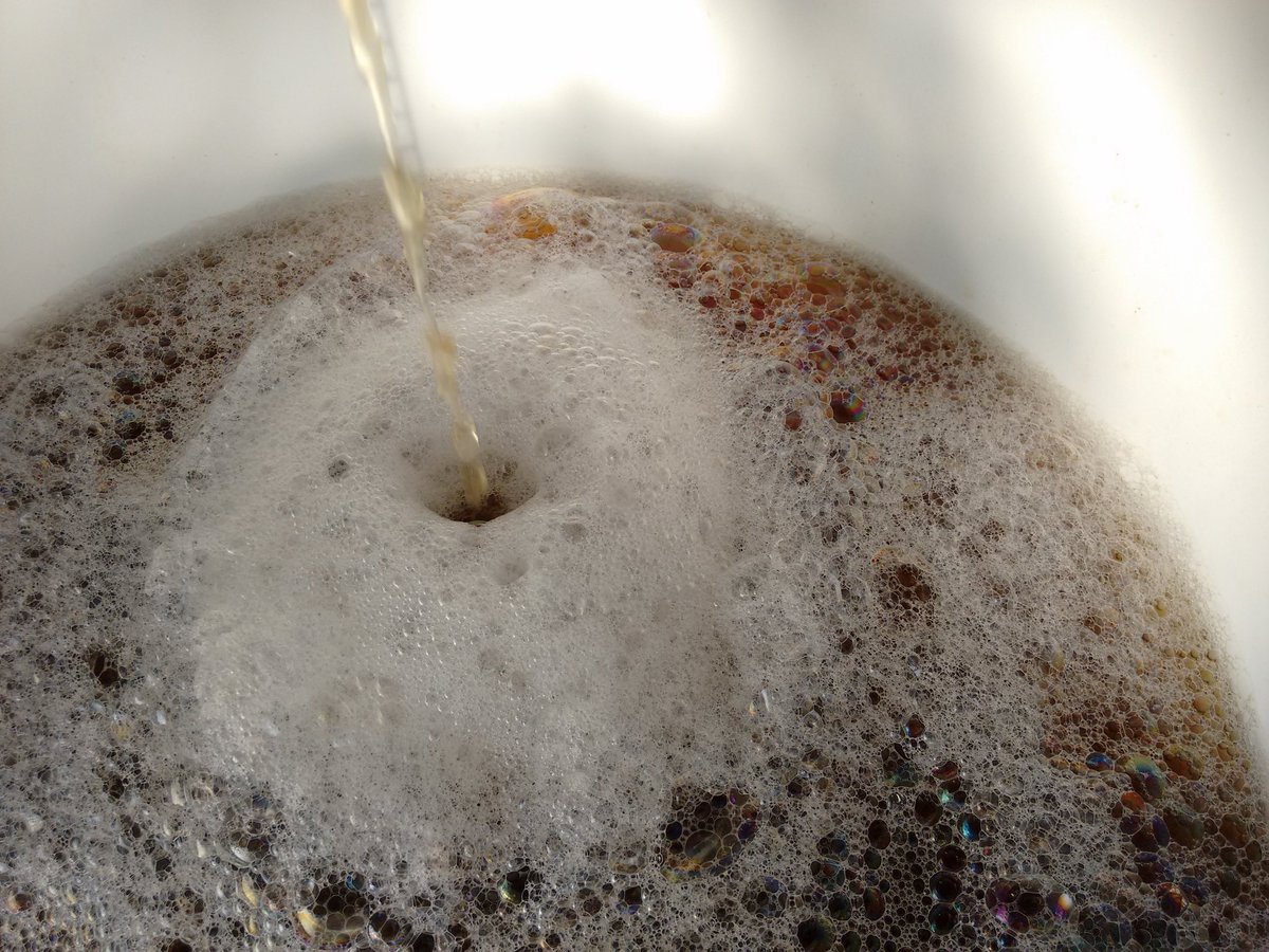 Kuusenkerkkäsiirappi ja siankärsämöuute lisätty. Siankärsämön öljyt aiheuttavat sateenkaaren väreissä kuplivan vierteen (kait).