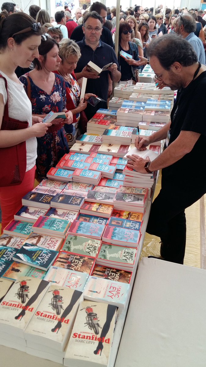 Les lecteurs vannetais sont au rendez-vous : ça ne désemplit pas ! <a href="/Marc_Levy/">Marc Levy</a> <a href="/libcheminant/">Librairie Cheminant</a> #LivraVannes