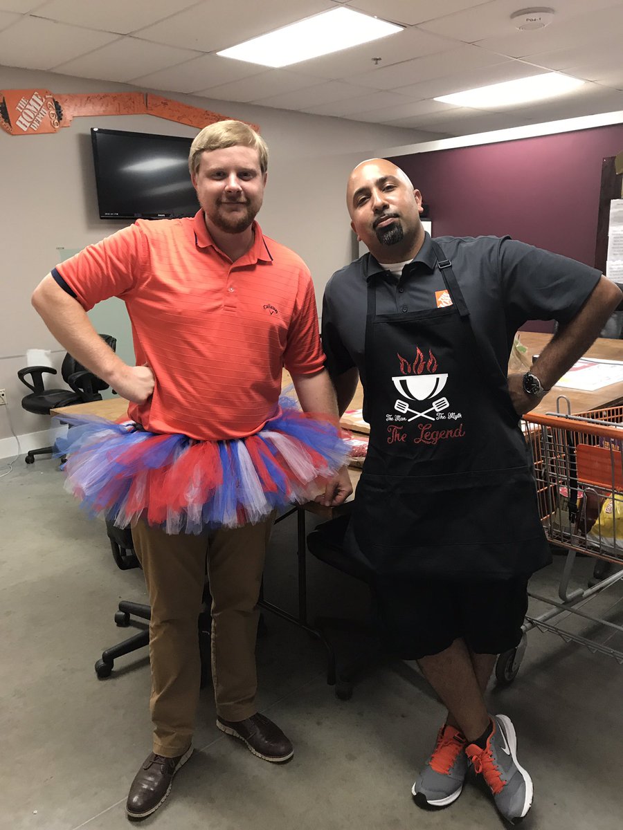 kaalaopeters's tweet photo. Associate appreciation day! SM Derek cooking his famous 🍔 recipe on last time! We will miss your cooking..I mean you sir,miss you...#VOA365 https://t.co/N6eK0IG0iH
