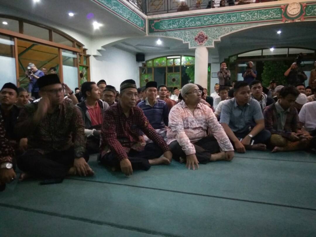Tausiah Mensos <a href="/KhofifahIP/">Khofifah Indar Parawansa</a> usai salat tarawih berjamaah malam ini di Masjid Al Ihsan Bandung bersama <a href="/stksbdg/">STKS Bandung</a> &amp; warga sekitar