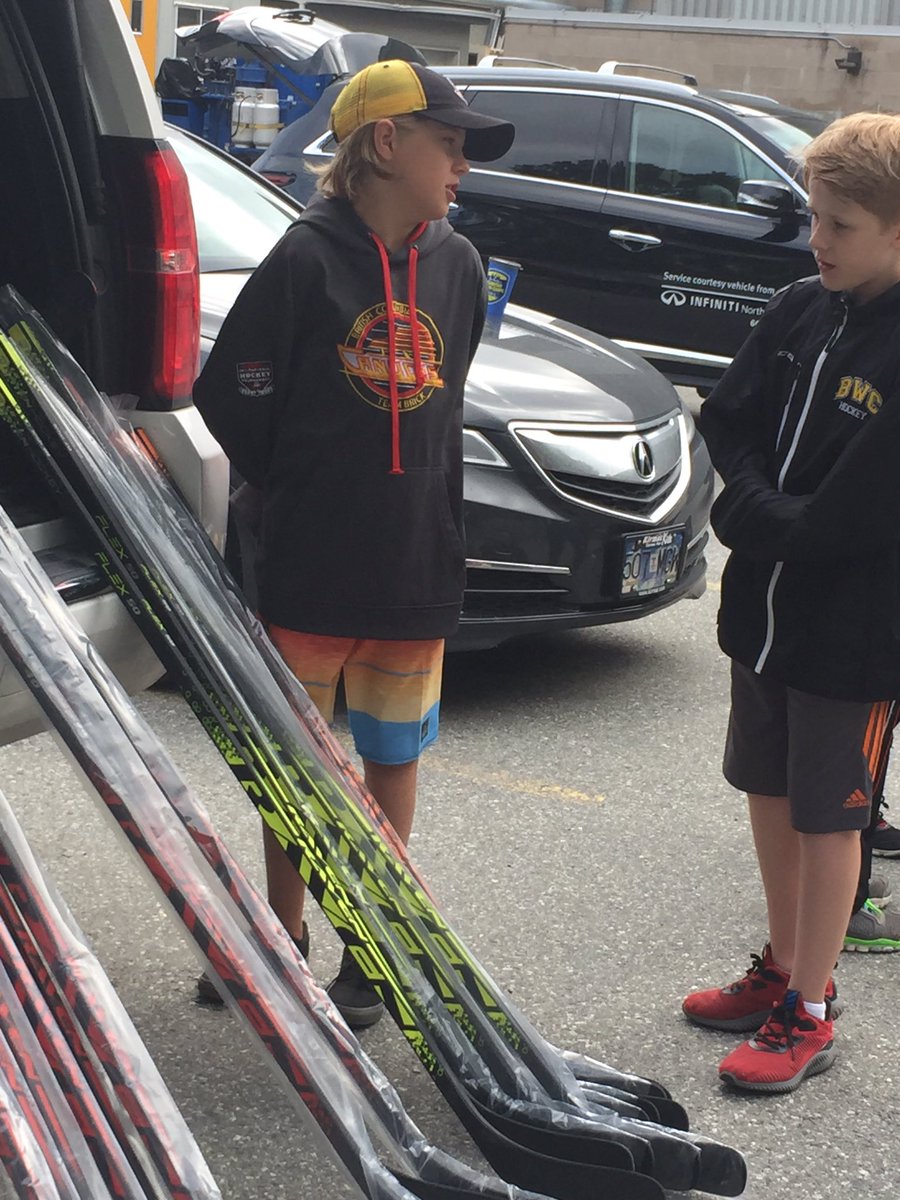 BCJRCanucksBric's tweet photo. @Raven_Hockey with there new sticks thank you Raven . #kids #dabrick https://t.co/bvhRGxbDmz