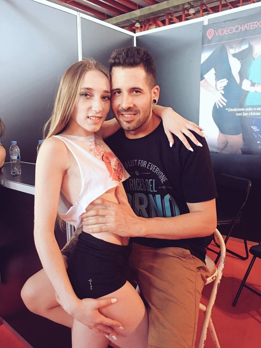 Con la guapa @xxlilyfox en el stand de @actricesdelporn en el sal&oacute;n  @EROTICOMADRID 💦💦 https://t.co/<a class="tags" href="/tag/xxlilyfox">@xxlilyfox</a><a class="tags" target="_blank" title="On Twitter" href="/?out=eyJ0eXAiOiJKV1QiLCJhbGciOiJIUzUxMiJ9.eyJpYXQiOjE3MjM1MjM5MTMsImlzcyI6InR3cG9ybnN0YXJzLmNvbSIsIm5iZiI6MTcyMzUyMzkxMywiZXhwIjoxNzU1MDU5OTEzLCJyZWRpcmVjdF91cmwiOiJodHRwczovL3R3aXR0ZXIuY29tL2FjdHJpY2VzZGVscG9ybiJ9.u9jsl-AbuIN9tiocwZP_c0jyc9W0s2_Tn9nb8ohp8WEUbnFKCiQKcloh51aexGHqbwMx5gm0-ZOyH5G9oC1lHw">@actricesdelporn</a><a href="/tag/mvsales"class="tags"><span>#mvsales</span></a><a href="/tag/mvboys"class="tags"><span>#mvboys</span></a>