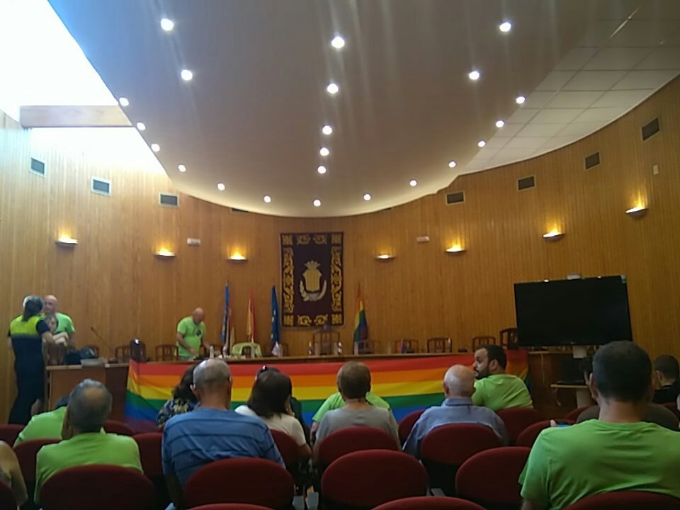 GentPolMoncada's tweet photo. Ya está todo preparado para empezar con la mesa redonda por los derechos LGTBI en Moncada!! https://t.co/ptRfH1fnUZ