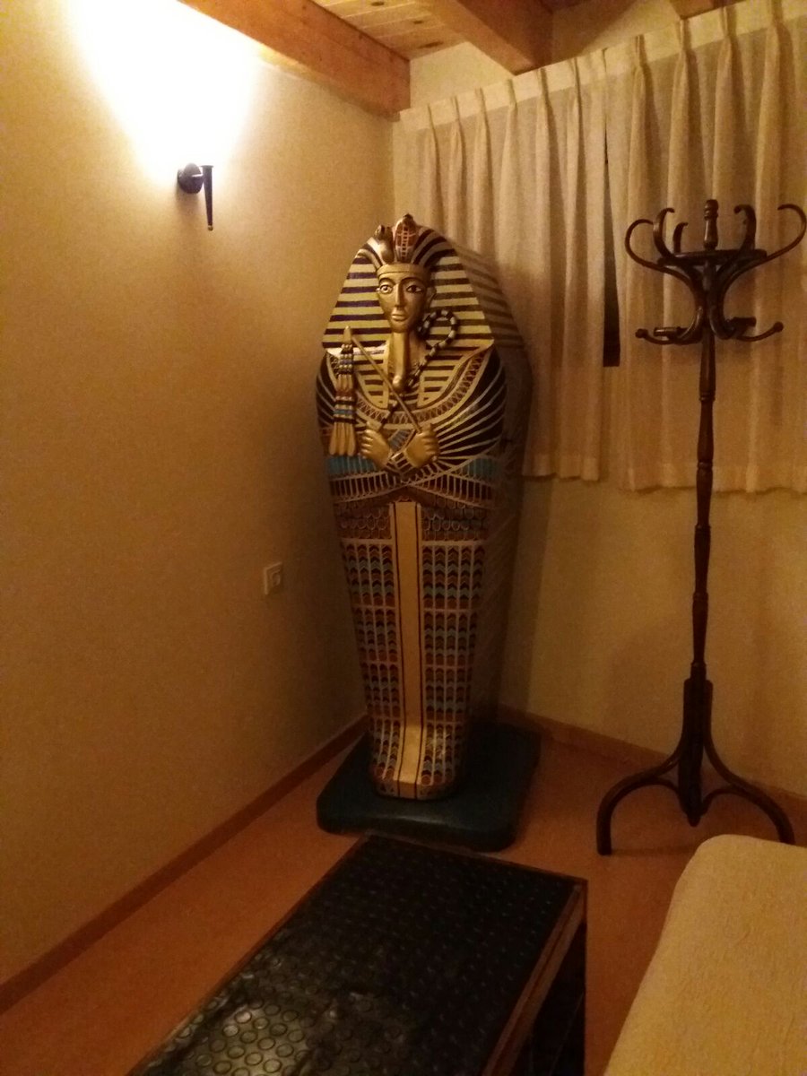 ChryssTNT's tweet photo. @RamsesLopezFM al entrar en la habitación d una casa rural de Munebrega (Aragón)me encontré esto!!!Q te parece?Me persigues por todos lados😂 https://t.co/flEJxjQqsj