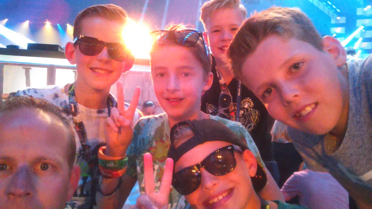 gballegooijen's tweet photo. We willen op het scherm!!! #EOJD2017 #EOJD #groep8isthebest https://t.co/Fihr8C3ruv