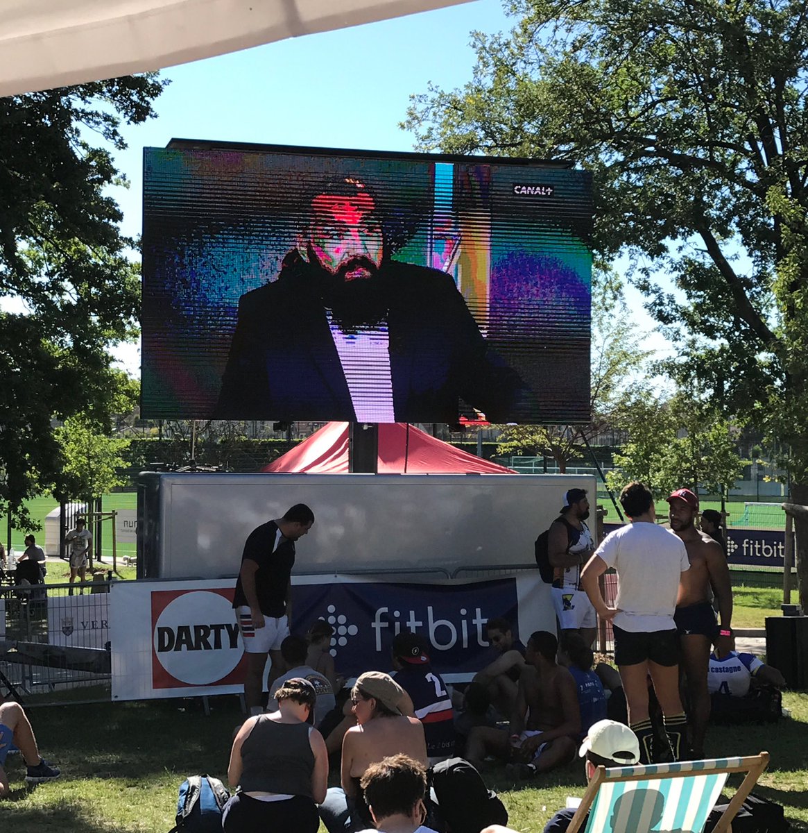 IsaIthurburu's tweet photo. Corporate jusqu'au bout! 😉 @canalplus et @sebchabal un peu avec nous au @Tournoi7deCoeur ! 🏉 https://t.co/F1aW5BViXk