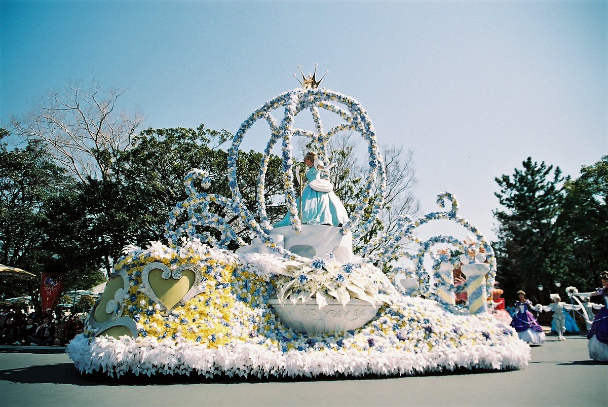 ジョリートロリー 昔の写真で出ています Tdlの春を華やかに彩ったイベント ディズニー プリンセス ディズ の昼のパレードであった ブーケ オブ ラブ から 白を基調としたフロートは清楚な姿のシンデレラのイメージにぴったりでした ジョリートロリー 昔の写真で出ています Tdlの春を華やかに彩ったイベント ディズニー プリンセス ディズ の昼のパレードであった ブーケ オブ ラブ から 白を基調としたフロートは清楚な姿のシンデレラのイメージにぴったりでした