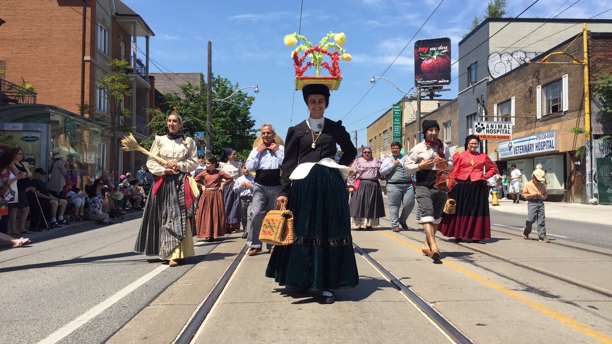 La rue Dundas Ouest vibre au rhytme du défilé portugais 🇵🇹 #duwest #littleportugal #PortugalDay