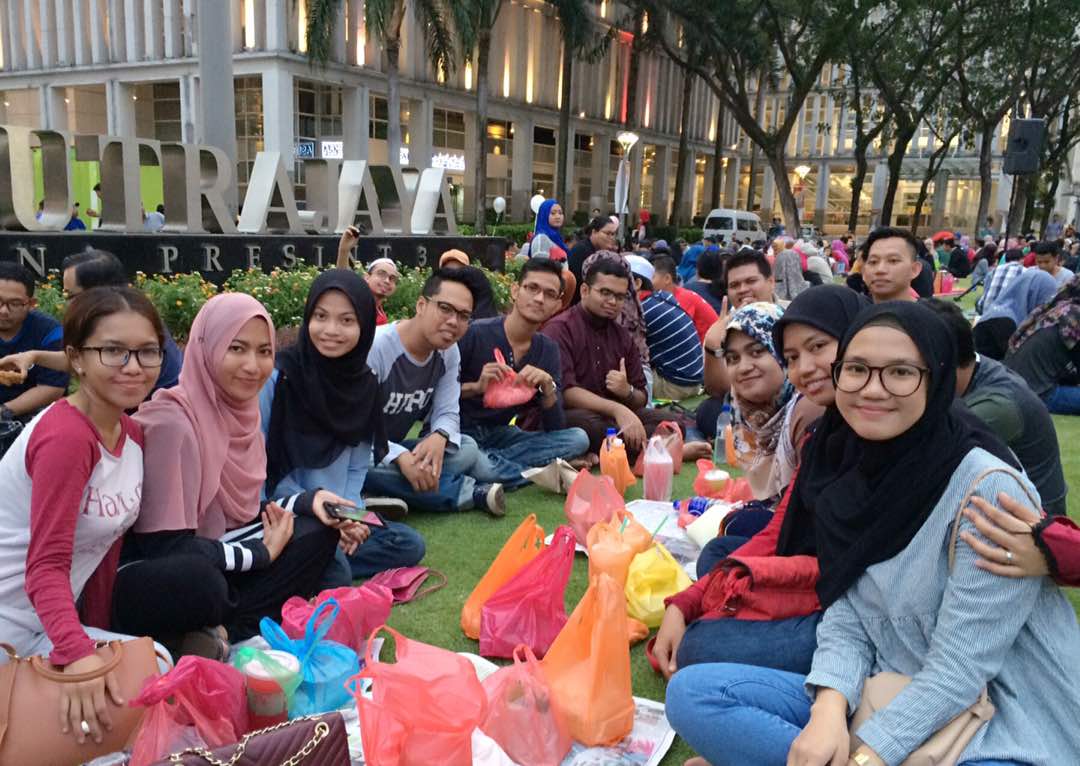 shidasri's tweet photo. Awal2 masuk degree jumpa muka2 ni dulu #cai2 😁 https://t.co/Hi6OLjJGCF