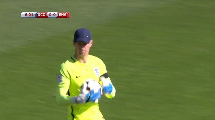 herbivorekian's tweet photo. Joe Hart receiving two England caps in one game. 

That's two more than Mark Noble in his whole career. https://t.co/N9AGPwzz2A
