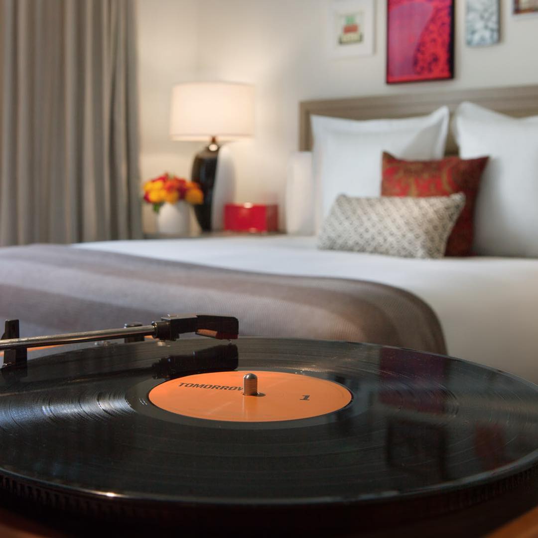 TheRedburySB's tweet photo. DJ, play my favorite song! #TheRedburySB #stayclassyMiami #oldschool #vinyls https://t.co/QPdfr7X8sk