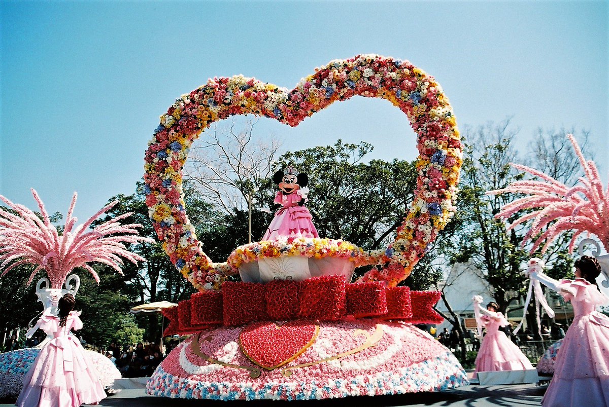 ジョリートロリー 昔の写真で出ています かつてtdlの春を華やかに彩ったイベント ディズニー プリンセス ディズ の昼のパレードであった ブーケ オブ ラブ を再び 白雪姫 シンデレラ デイジーに続いて プリンセス姿も可愛らしいミニーちゃんも ジョリートロリー 昔の写真で出ています かつてtdlの春を華やかに彩ったイベント ディズニー プリンセス ディズ の昼のパレードであった ブーケ オブ ラブ を再び 白雪姫 シンデレラ デイジーに続いて プリンセス姿も可愛らしいミニーちゃんも