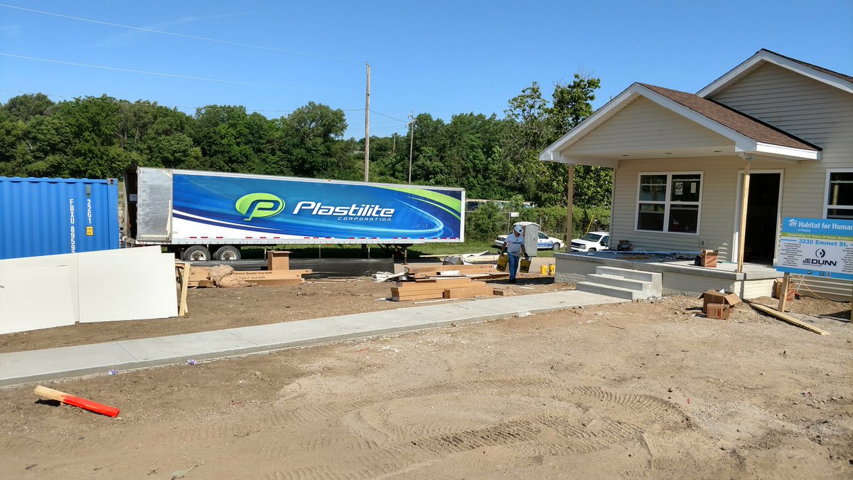 Plastilite's tweet photo. Helping out at #BuildersBlitz2017 @habitatomaha https://t.co/AHxMUA9hOK
