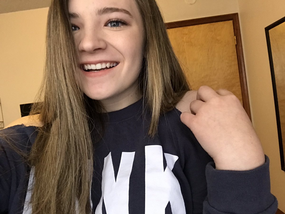 Davis40Katie's tweet photo. My birthday selfie 3 years in a row, I like to think I got prettier 😂🎉 https://t.co/vGnEmD0SqF