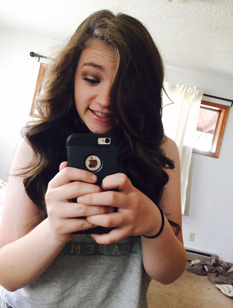 Davis40Katie's tweet photo. My birthday selfie 3 years in a row, I like to think I got prettier 😂🎉 https://t.co/vGnEmD0SqF