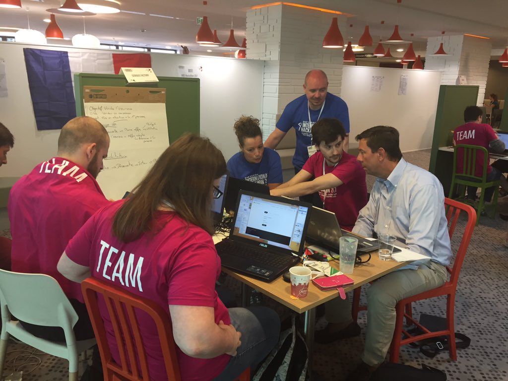 AnneSoSauvage's tweet photo. Seances de co construction avec les startups sur les challenges @bnpp_pf #internationalhackathon https://t.co/Eru3bBECPq